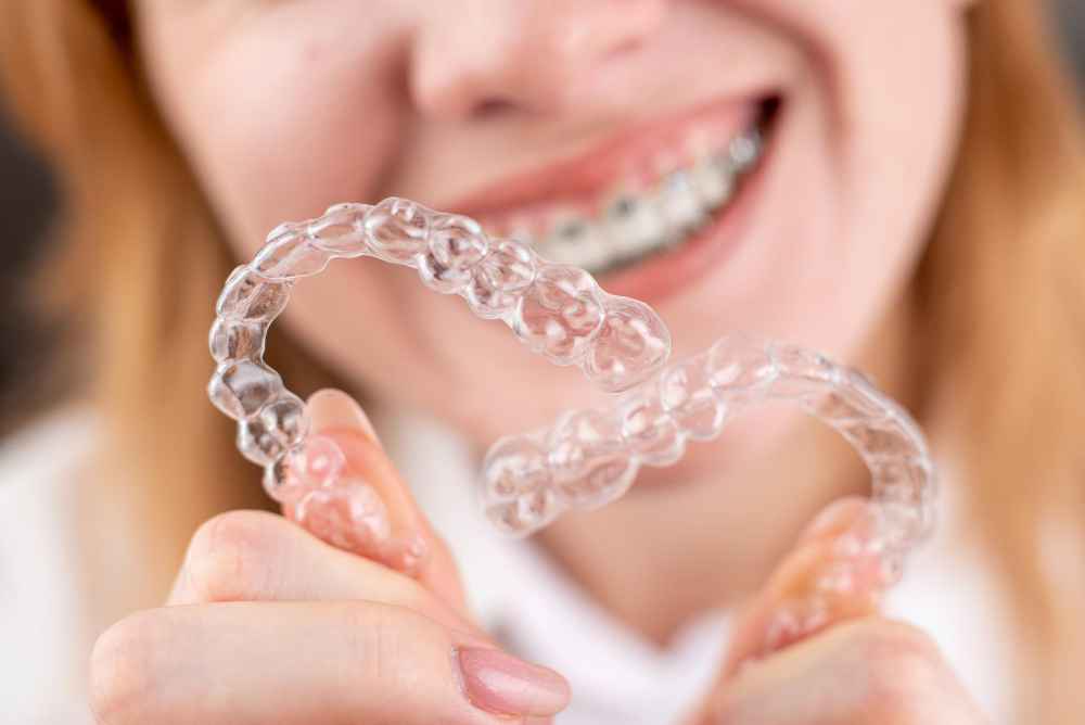 ¿Qué es mejor brackets o invisalign?